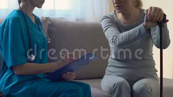爱心护士询问老年妇女的健康情况填写医疗保险视频的预览图