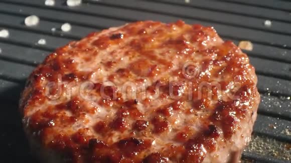 特写的大牛肉切块是烤的厨师用铁铲把切块压到烤架上慢速视频视频的预览图