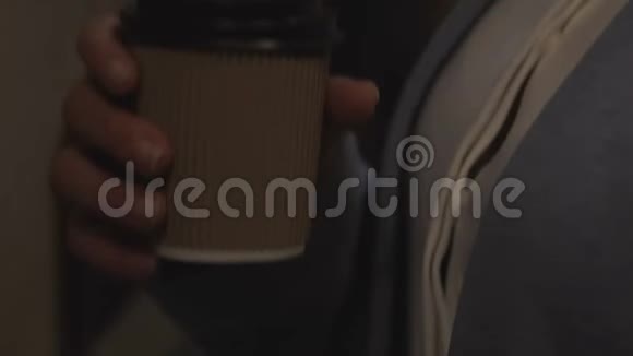 警官在夜间调查犯罪时喝咖啡充电视频的预览图