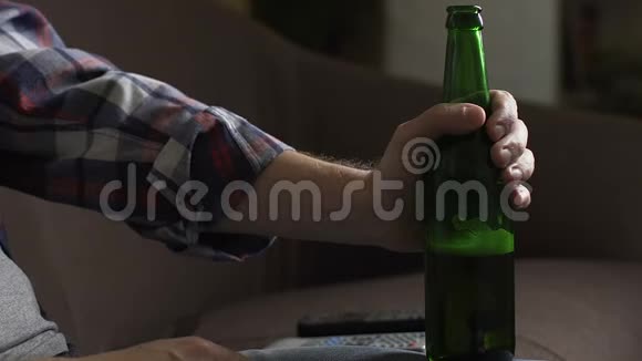坐在沙发上喝着啤酒思考问题失败视频的预览图