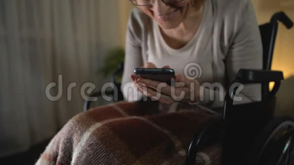微笑祖母使用智能手机观看照片在线订购药品视频的预览图