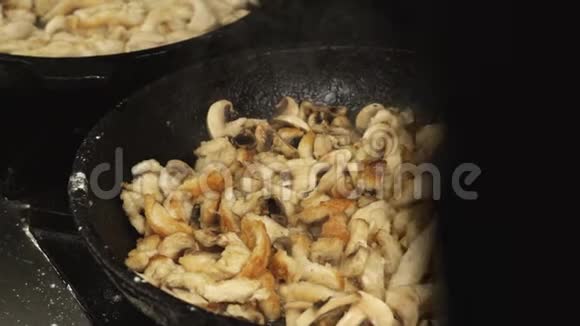 鸡肉和蘑菇香槟片是用煎锅或煎锅煎熟的在餐厅的厨房里煮视频的预览图