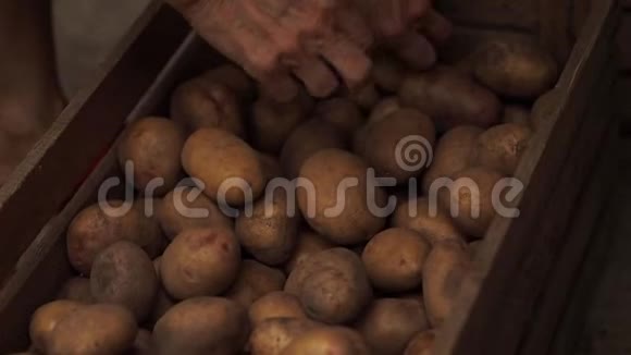老人在木箱里摸土豆视频的预览图