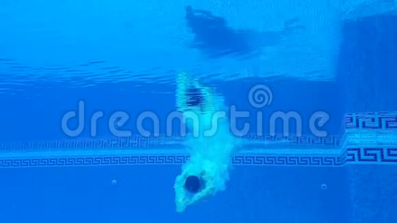 水下射击一个人潜入游泳池在水下游泳慢动作视频的预览图