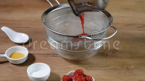 做树莓酱采摘覆盆子做果酱视频的预览图