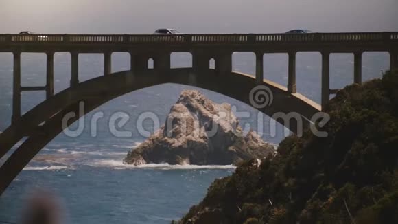 大气特写镜头标志性的比克斯比峡谷大桥一号公路和太平洋海岸在大南加州美国视频的预览图