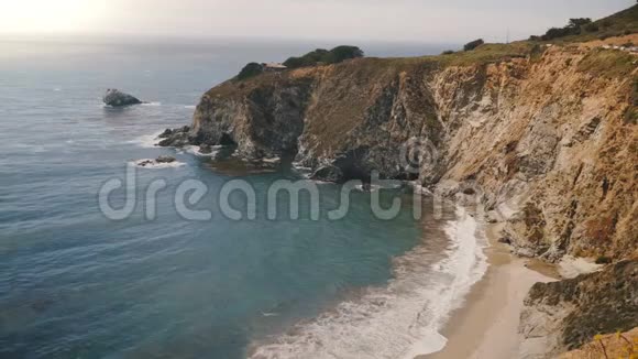 静态全景拍摄惊人的夏季海洋海滩海岸线岩石在美丽的史诗大冲浪点加利福尼亚州视频的预览图