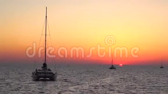 私人游艇在海上到日落视频的预览图