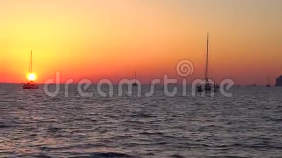 私人游艇在海上到日落视频的预览图