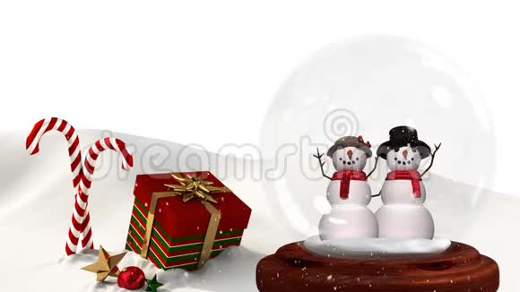 雪景中可爱的雪人情侣圣诞动画和圣诞礼物视频的预览图