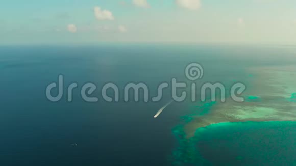 海景珊瑚礁和带摩托艇的蓝海巴拉巴克巴拉望菲律宾视频的预览图