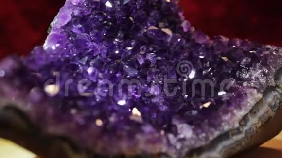 紫色紫水晶水晶水晶般的水晶与美丽的颜色接近视频的预览图