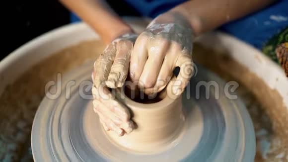 人艺术工作室陶工轮工作过程无名工匠创造罐子只关注手小型视频的预览图