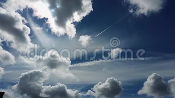 天空背景是白云和飞机视频的预览图