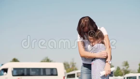 女儿从背后用慈爱的拥抱给妈妈惊喜视频的预览图