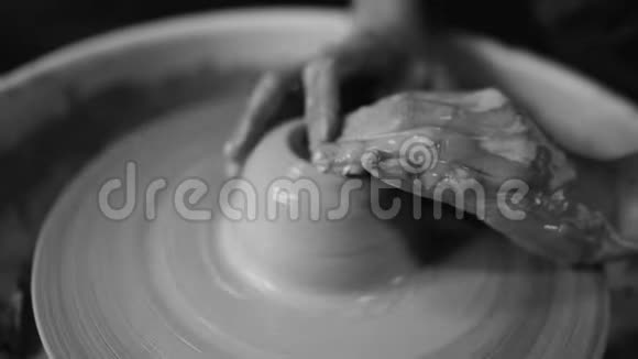 人用粘土工作陶工轮用粘土制作产品过程手工制壶的侧面视频的预览图