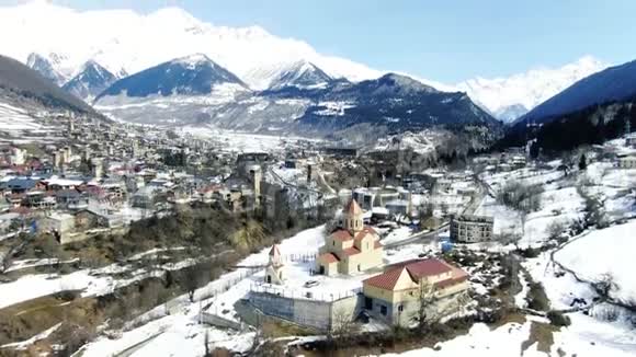 美丽背景的格鲁吉亚山村的壮丽景色视频的预览图