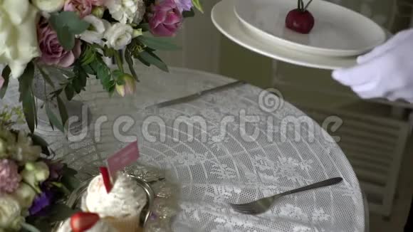 服务员把一盘蛋糕放在桌子上视频的预览图