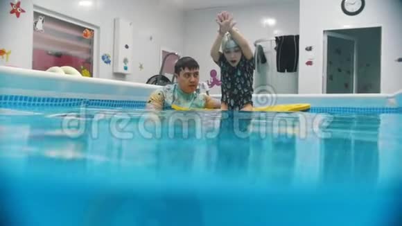 儿童脑瘫的水康复程序一个孩子潜入水中从水里抓起一个玩具视频的预览图