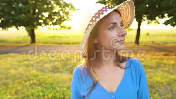 阳光明媚的户外特写中戴帽子的美女画像视频的预览图