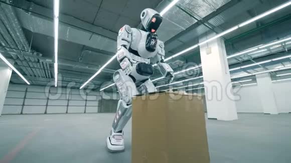 带机器人的空储存箱提着纸箱视频的预览图