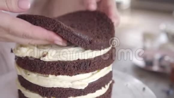 糖果师把一层浆果铺在蛋糕的奶油上内层视频的预览图