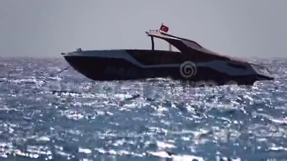 高速摩托艇站在海里视频的预览图