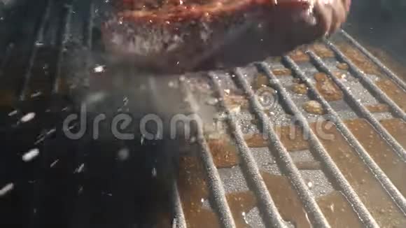 生肉切块掉进锅里库存录像汉堡派蒂落在锅上做饭视频的预览图