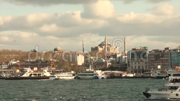 博斯普鲁斯伊斯坦布尔土耳其Bosphorus海岸的蓝色清真寺视频的预览图