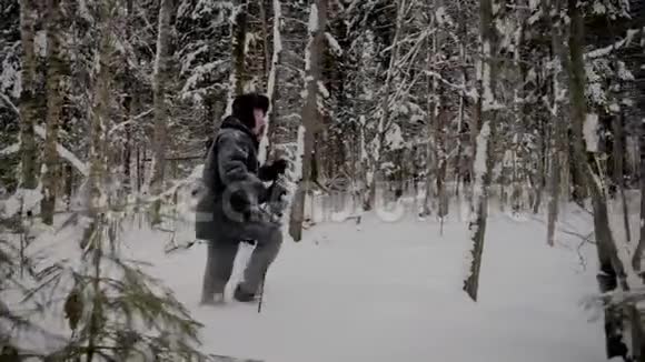 白种人在冬天用旅行团穿越白雪森林视频的预览图
