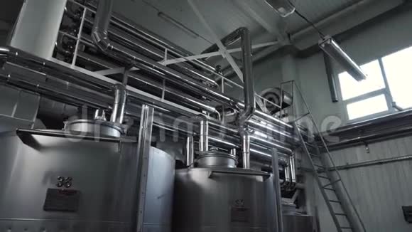 酒厂大厅有巨大的垂直酒钢桶葡萄在那里发酵视频的预览图