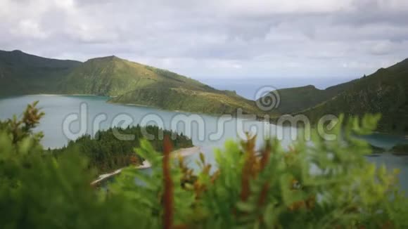 一座厚厚的绿色火山口的山湖景色视频的预览图