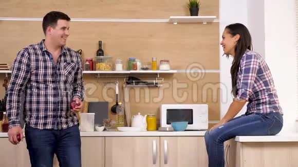男人在女朋友面前摆着两个苹果视频的预览图