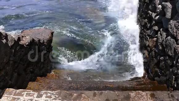 石阶入大海动作缓慢视频的预览图