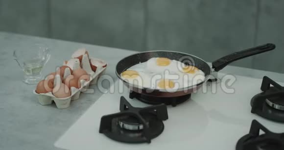 4个鸡蛋一起在平底锅中完美烹饪4k视频的预览图