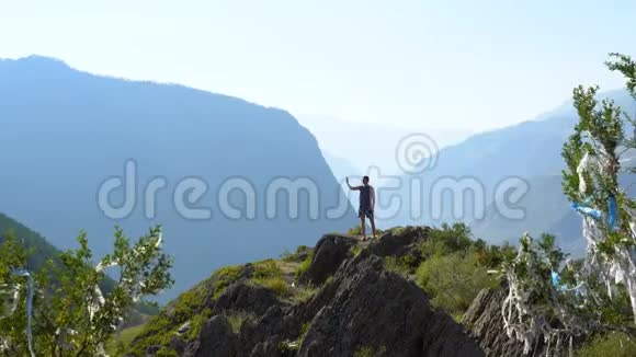 游客在山上用手机拍照视频的预览图