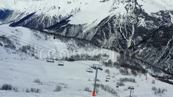 风景秀丽的山脉滑雪电梯和人自由活动4k视频的预览图