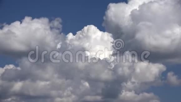 天空中的绒毛云时间流逝视频的预览图
