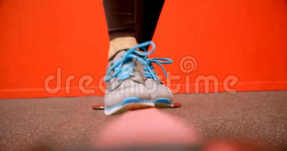 女子4k健身室做平衡运动视频的预览图