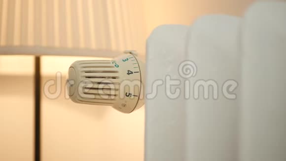 设置散热器温控器温度值时用人手射击视频的预览图