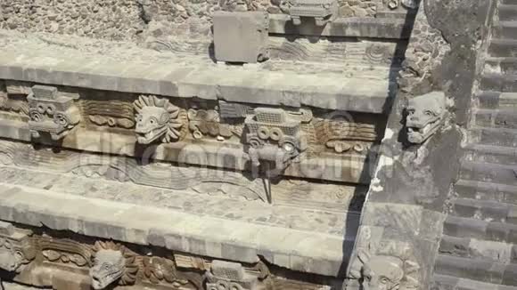 墨西哥金字塔上的狗的形象玛雅人古老的灰泥雕塑庞然大物4K视频的预览图