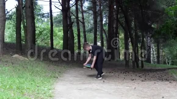 一个青少年在城市公园里用滑板滑滑梯视频的预览图