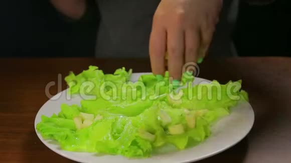 雌性手把苹果片放在盘子里放生菜叶视频的预览图