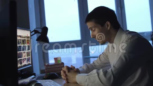 累了的商人在办公室加班的深夜打盹3840x2160视频的预览图