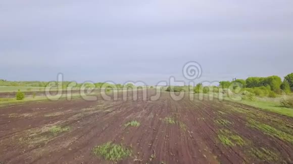 播种前耕田剪辑播种前耕地的俯视图视频的预览图