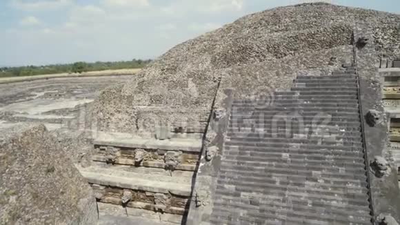 修复期间玛雅金字塔的古老遗迹全镜头4K视频的预览图