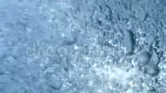 许多泡沫在纯蓝的水中浮出水面视频的预览图