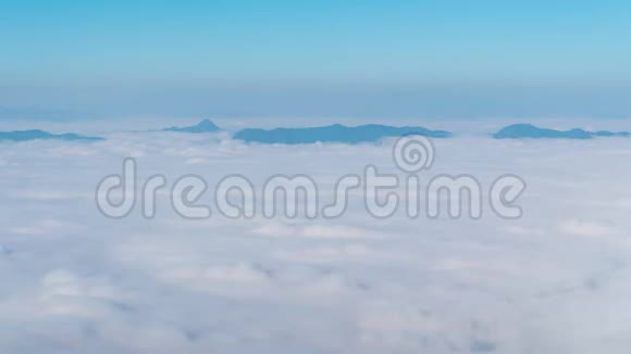 时光流逝雾在早晨沿着群山移动阳光在冬天移动视频的预览图
