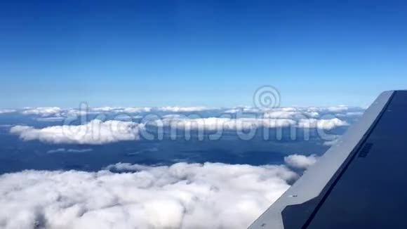 时间推移飞机在云层中飞行视频的预览图