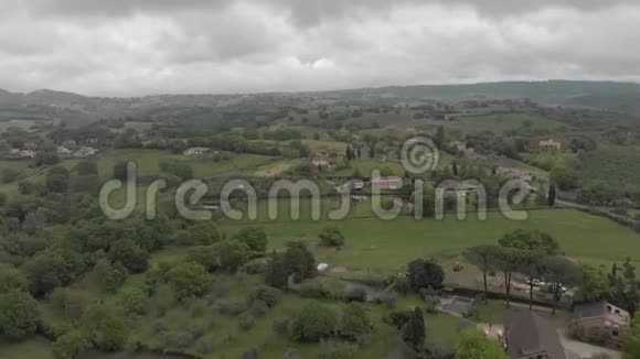 意大利乡村的绝妙鸟瞰图有绿色的山谷和美丽的山丘视频的预览图